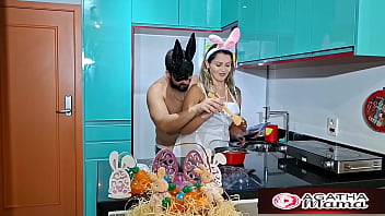 Agatha mama páscoa especial com a mama ganhei um ovo de páscoa e ele uma chupada e buceta grátis