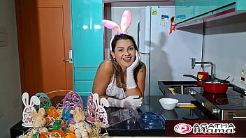 Agatha mama páscoa especial com a mama ganhei um ovo de páscoa e ele uma chupada e buceta grátis