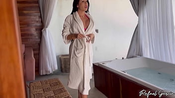 Puta gostosa fode com cliente dentro da banheira de hidromassagem