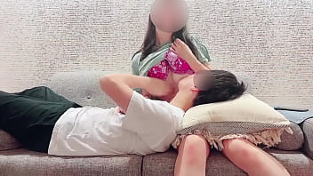 【個人撮影】リビングにいた可愛い彼女の色白美乳を赤ちゃんのように吸いまくる japanese amateur hentai