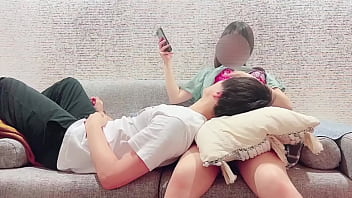 【個人撮影】リビングにいた可愛い彼女の色白美乳を赤ちゃんのように吸いまくる japanese amateur hentai