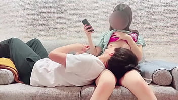 【個人撮影】リビングにいた可愛い彼女の色白美乳を赤ちゃんのように吸いまくる japanese amateur hentai