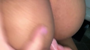 Llego a casa y mi madrastra a ver que estoy sola en mi pieza pasa y me folla mi coño