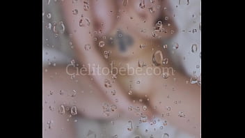 Me aceito toda en la bañera y doy sentones hasta acabar adelanto