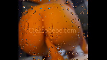 Me aceito toda en la bañera y doy sentones hasta acabar adelanto