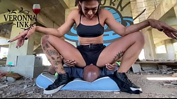 Facesitting com asfixia no the black hunter em pleno trabalho 2