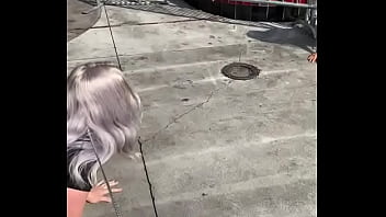 Cachorra mulher de quatro engatinhando