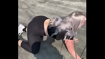 Cachorra mulher de quatro engatinhando