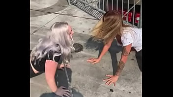 Cachorra mulher de quatro engatinhando