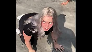 Cachorra mulher de quatro engatinhando