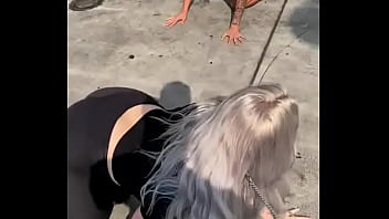 Cachorra mulher de quatro engatinhando