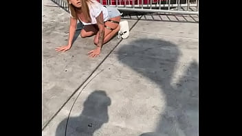 Cachorra mulher de quatro engatinhando