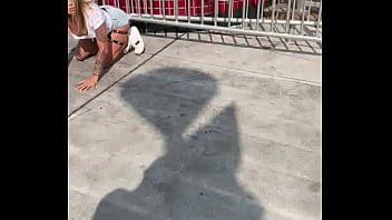 Cachorra mulher de quatro engatinhando