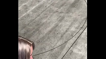 Cachorra mulher de quatro engatinhando