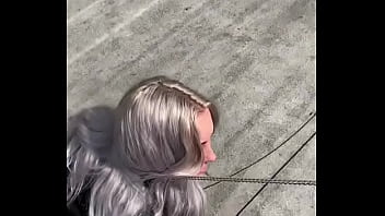 Cachorra mulher de quatro engatinhando