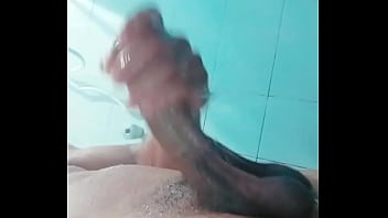 Brincando cm a tora no banho