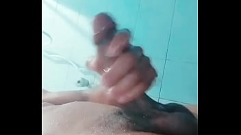 Brincando cm a tora no banho