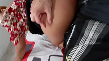 La pongo a mamar huevo para que aprenda