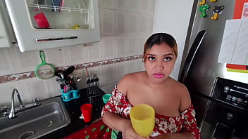 La pongo a mamar huevo para que aprenda