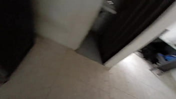 La pongo a mamar huevo para que aprenda