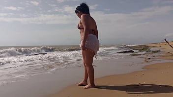 Latina morena de culo grande está muy cachonda y termina masturbándose en la playa arena y sol
