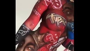 Chica fan de 2pac saltando