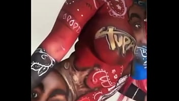 Chica fan de 2pac saltando