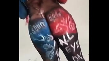 Chica fan de 2pac saltando