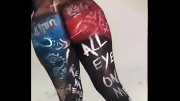 Chica fan de 2pac saltando