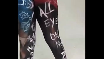 Chica fan de 2pac saltando