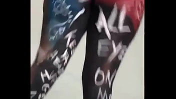 Chica fan de 2pac saltando