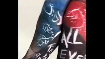 Chica fan de 2pac saltando