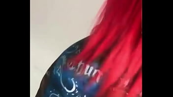 Chica fan de 2pac saltando