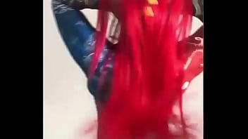 Chica fan de 2pac saltando