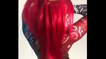 Chica fan de 2pac saltando