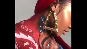 Chica fan de 2pac saltando