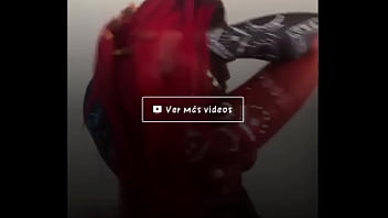 Chica fan de 2pac saltando