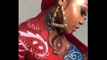 Chica fan de 2pac saltando