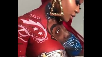 Chica fan de 2pac saltando