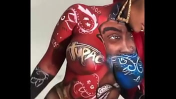 Chica fan de 2pac saltando