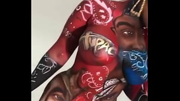 Chica fan de 2pac saltando