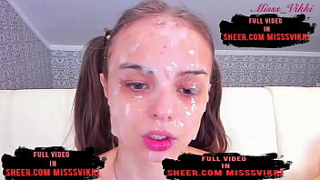 Маленькая школьница любит развлекаться пока родители в отъезде