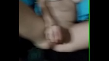 Играется с дилдо