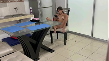 Hermanastra cachonda se toca sensualmente mientras tiene su celular en la mano historia completa