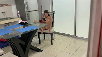 Hermanastra cachonda se toca sensualmente mientras tiene su celular en la mano historia completa