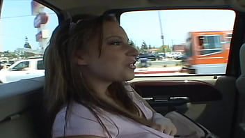 Une excitée suce et baise une grosse bite noire pour sa dose interraciale