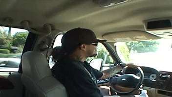 Une excitée suce et baise une grosse bite noire pour sa dose interraciale