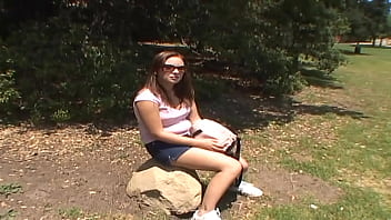 Une excitée suce et baise une grosse bite noire pour sa dose interraciale