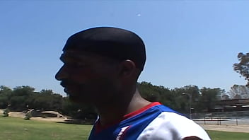 Une excitée suce et baise une grosse bite noire pour sa dose interraciale