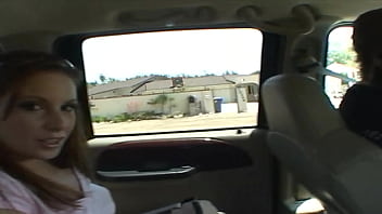 Une excitée suce et baise une grosse bite noire pour sa dose interraciale